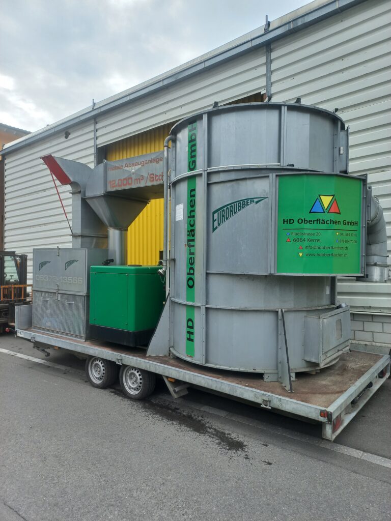 Mobile Absauganlage auf einem Hänger vor der HD Oberflächen GmbH