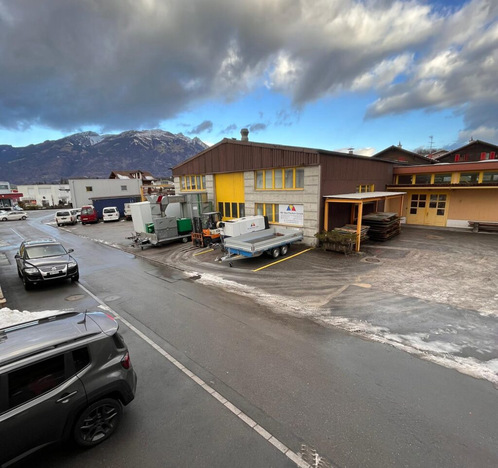 Gebäude und Gebäudehof mit Parkplätzen und Fahrzeugen der HD Oberflächen GmbH