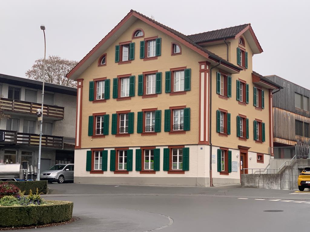 Ein farbig angestrichenes Haus als Beispiel für äußere Malerarbeiten des Unternehmens HD Oberflächen GmbH
