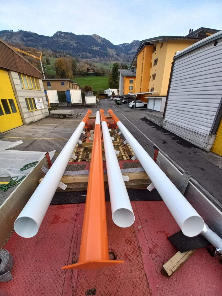 Vier nasslackierte Masten auf einem Anhänger der HD Oberflächen GmbH