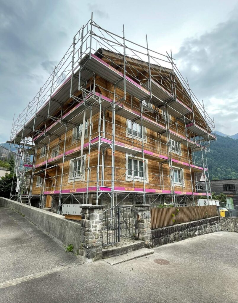 Ein Haus mit Gerüstaufbau, an dem die HD Oberflächen GmbH arbeitet